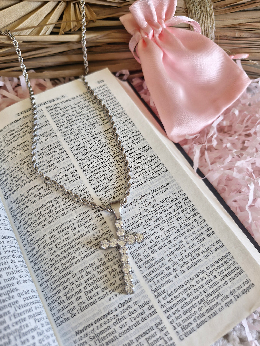 Découvrez le Collier Judith argenté, un bijou spirituel féerique inspiré de la foi chrétienne. Protection divine et grâce céleste pour illuminer votre âme.