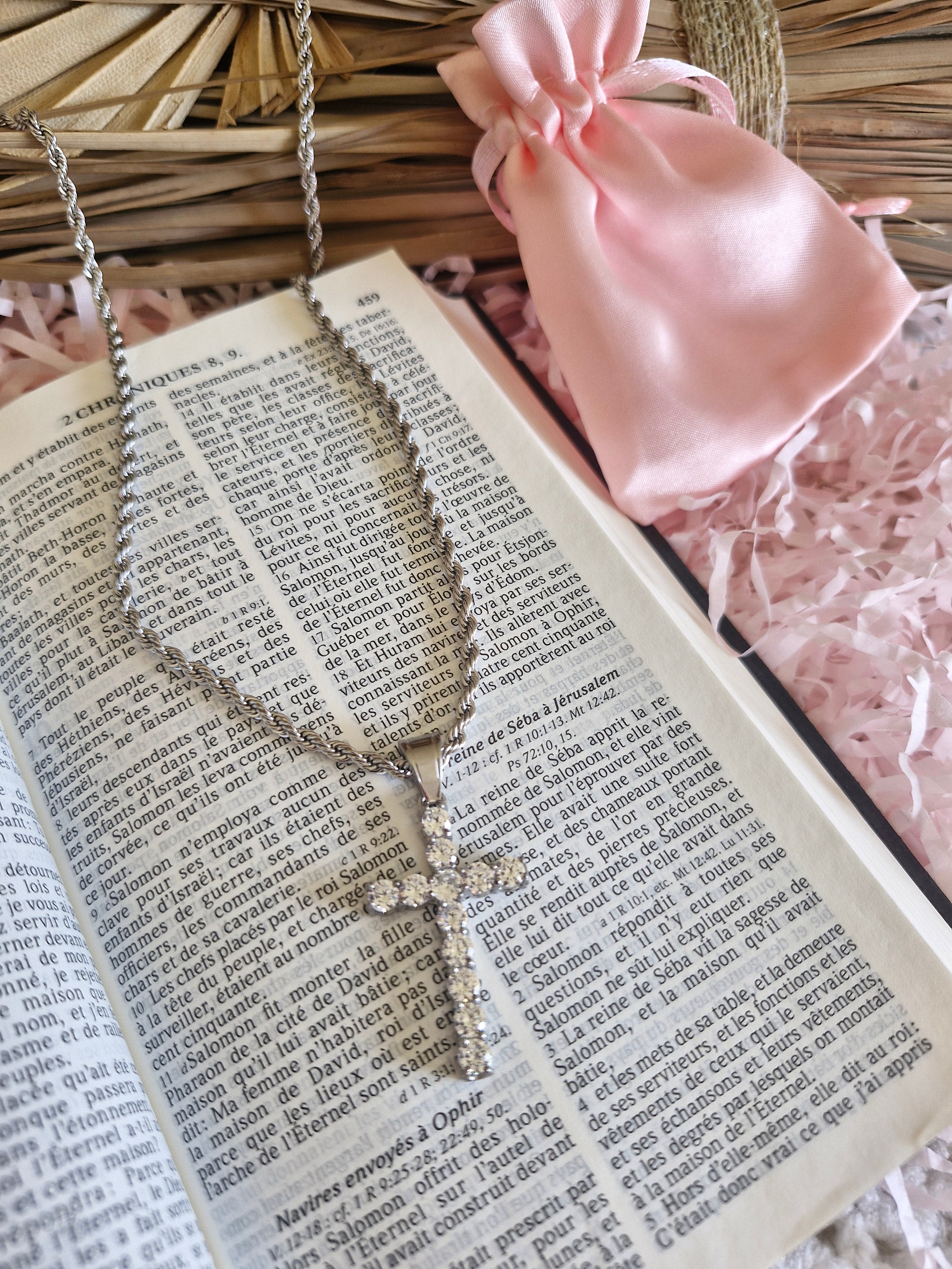 Découvrez le Collier Judith argenté, un bijou spirituel féerique inspiré de la foi chrétienne. Protection divine et grâce céleste pour illuminer votre âme.