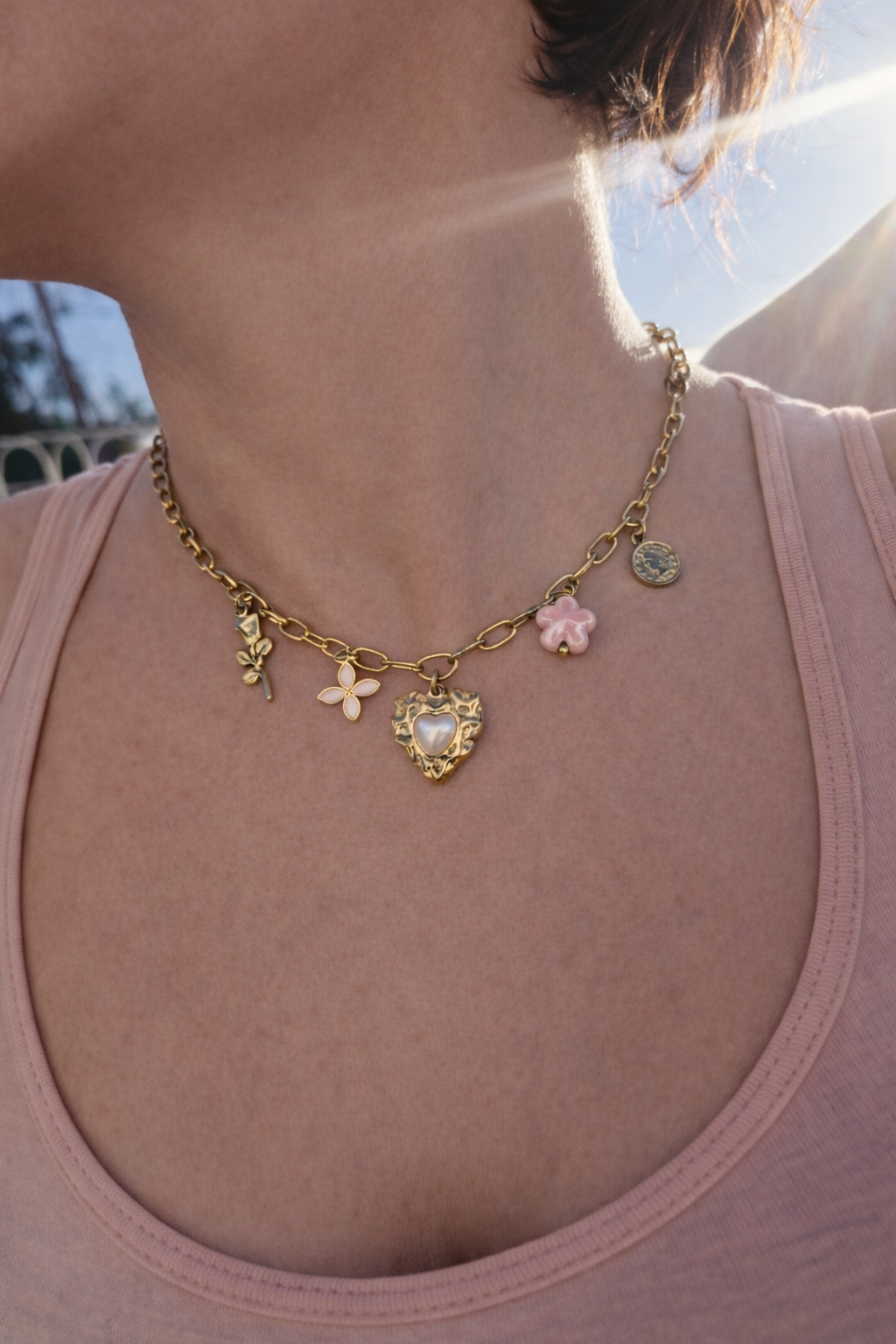 Collier Clarence en acier inoxydable avec breloques. Bijou printanier inspiré de la mer, élégant, résistant à l’eau et confortable à porter au quotidien.