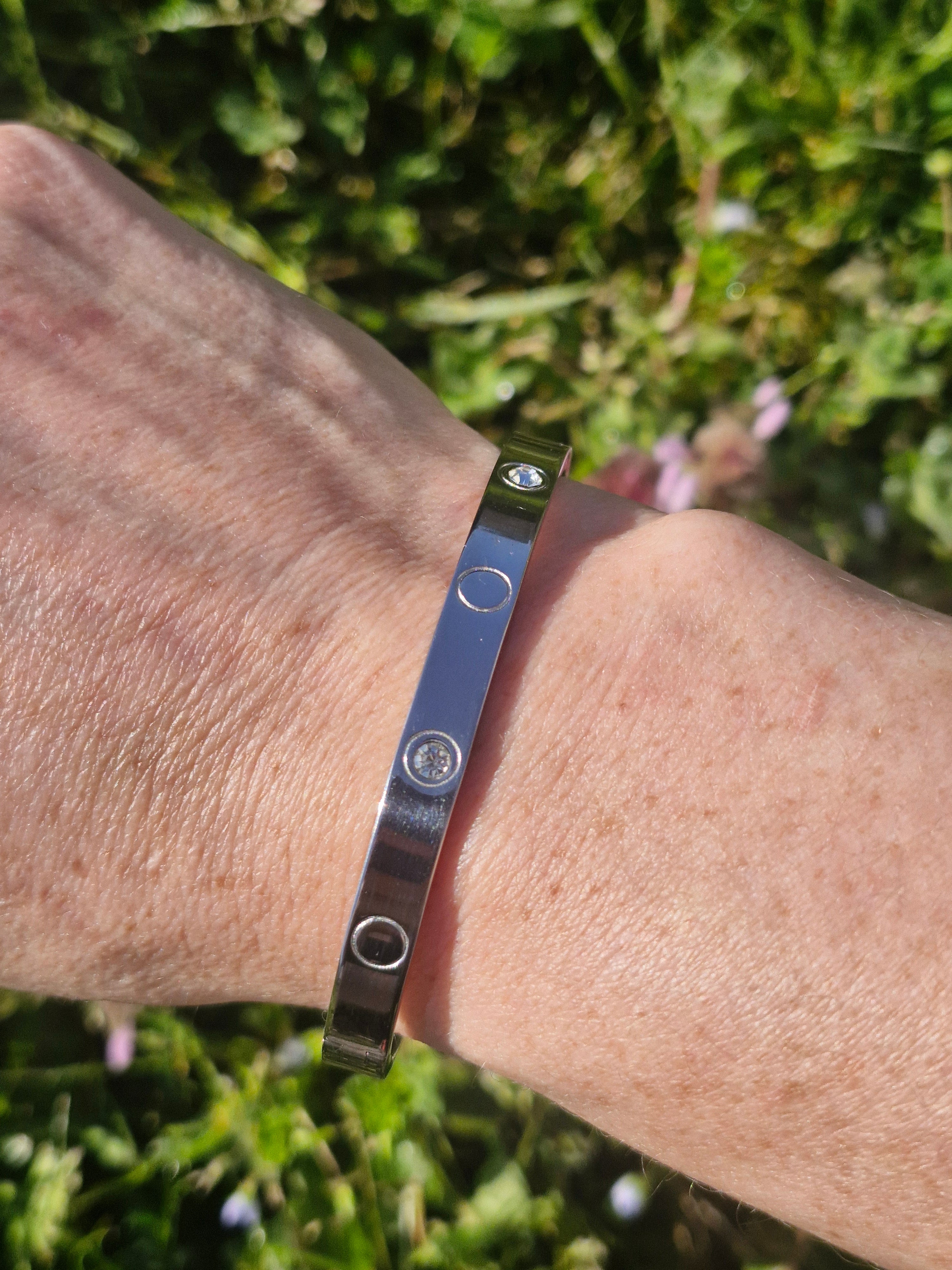 Bracelet Emma en acier inoxydable, disponible en argenté et doré. Élégant, résistant à l’eau, parfait pour un style unique et lumineux.