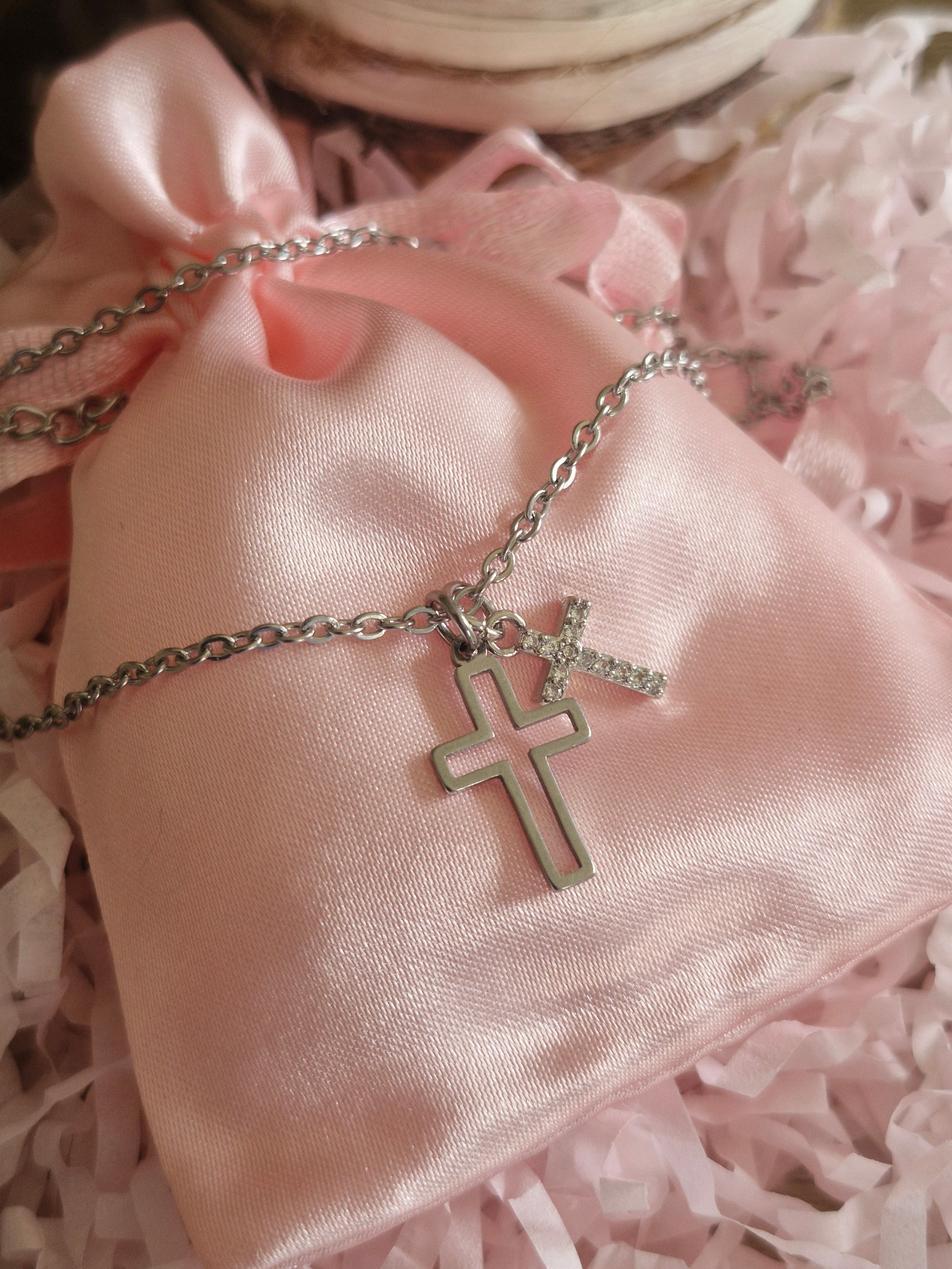 Collier chrétien élégant avec symbole de foi. Bijou spirituel pour porter votre dévotion au quotidien. Cadeau idéal pour baptême, communion ou confirmation.