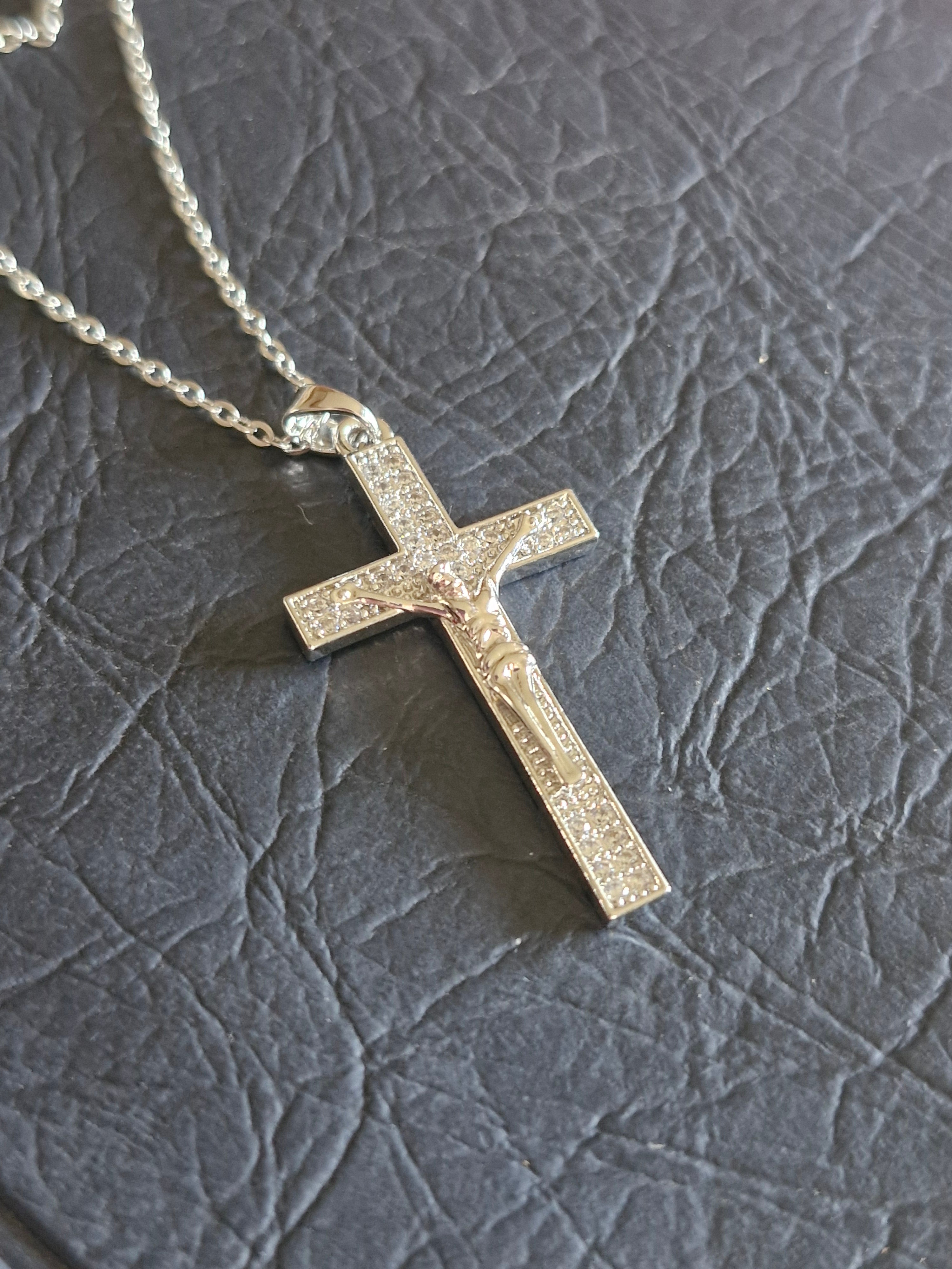 Collier Jésus élégant, idéal pour communion ou Carême. Bijou spirituel de qualité artisanale. Finition dorée résistante. Expédition rapide depuis la France.