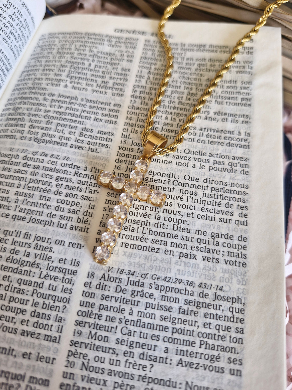 Découvrez le Collier Judith doré, un bijou spirituel inspiré de la foi chrétienne. Protection divine et grâce céleste pour illuminer votre âme.