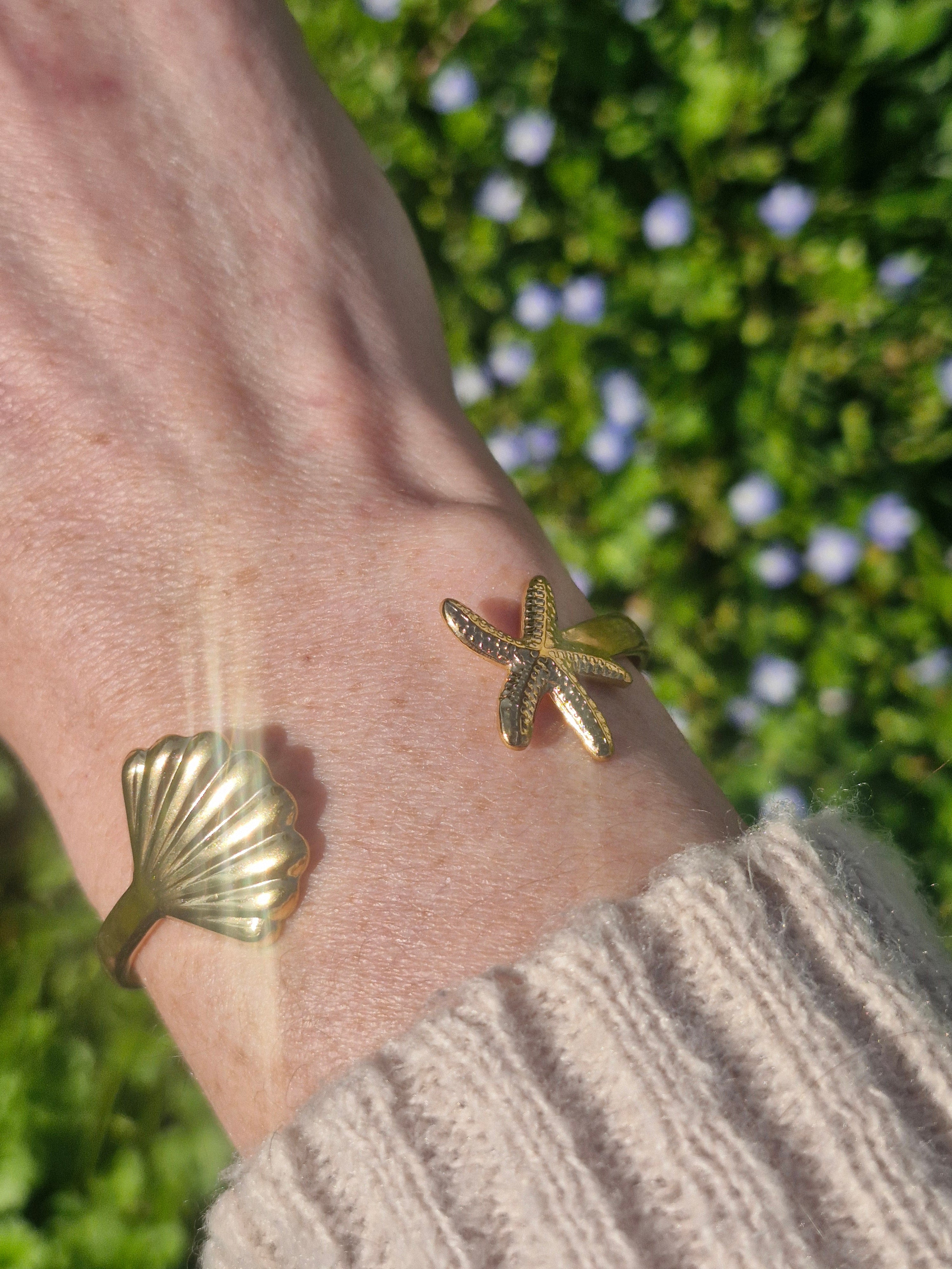 Bracelet jonc coquillage en acier inoxydable doré 🐚 : bijou été tendance, résistant à l’eau, parfait pour un look plage chic et lumineux ☀️