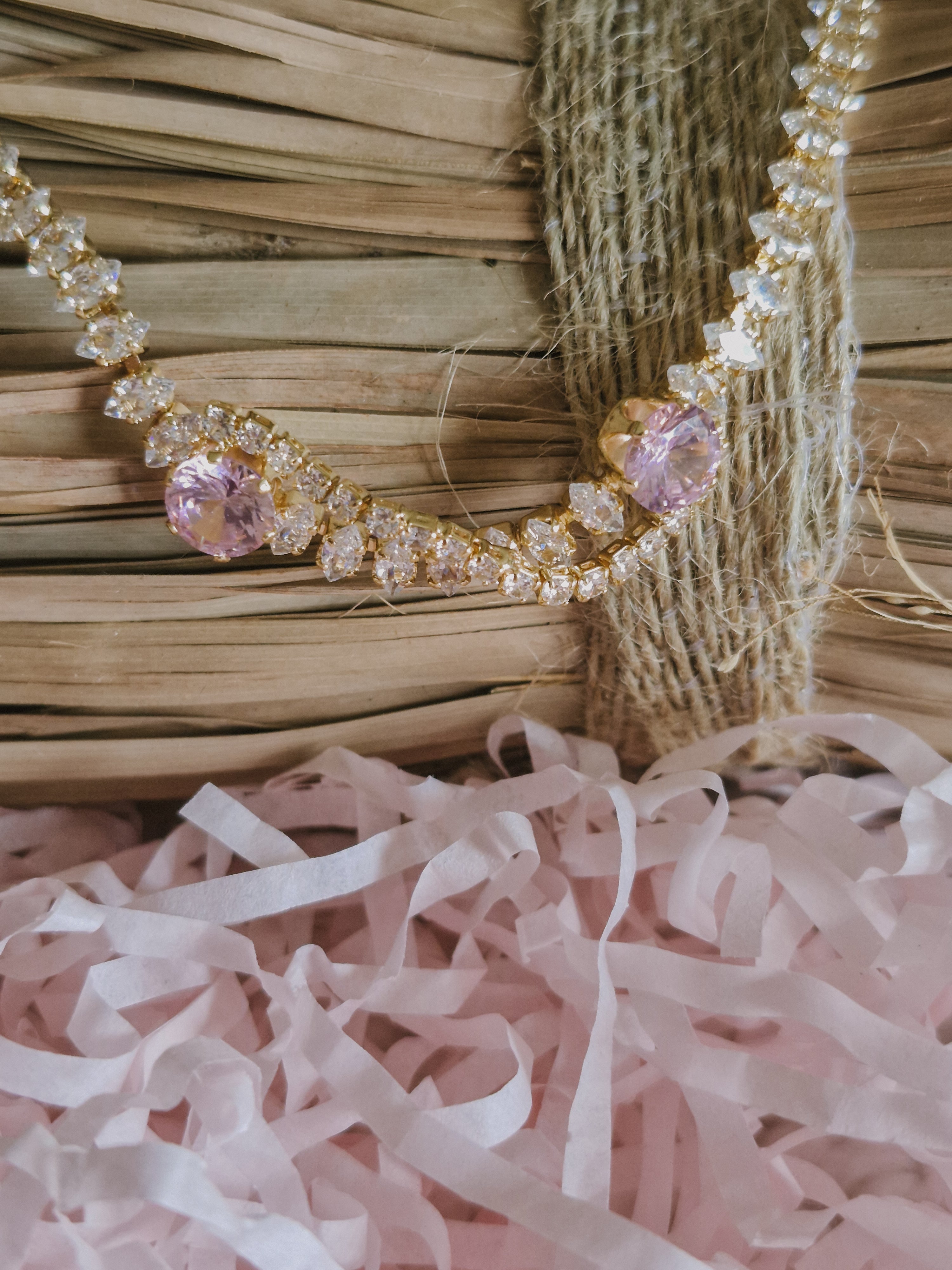 Bracelet mystique en acier inoxydable 304 doré orné de diamants roses et blancs. Bijou féérique résistant à l'eau, hypoallergénique. Élégant pour votre quotidien