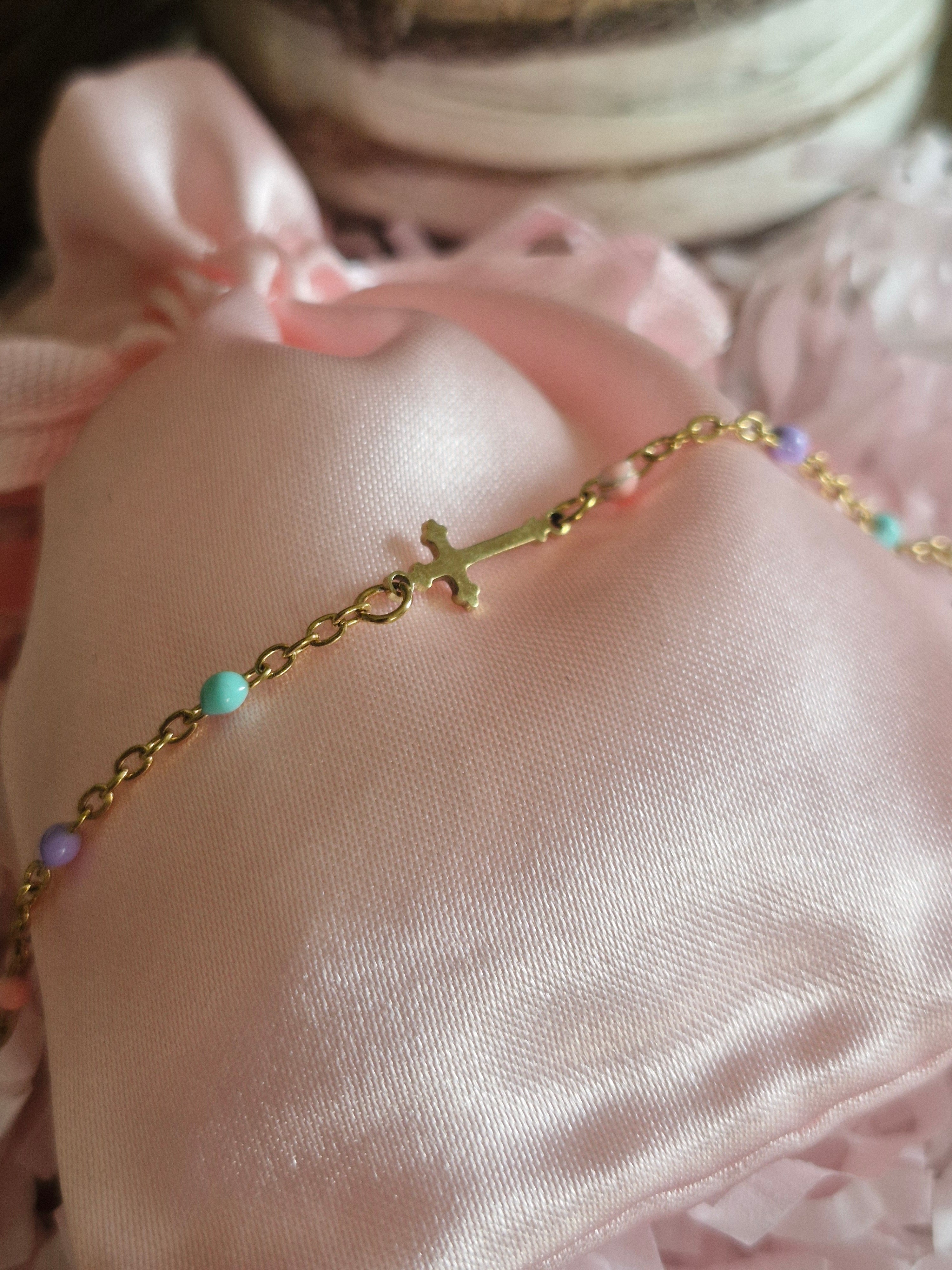 Bracelet chrétien fin et discret en acier inoxydable 304. Symbole divin de foi, élégant et résistant. Bijou religieux parfait pour affirmer votre spiritualité avec grâce.