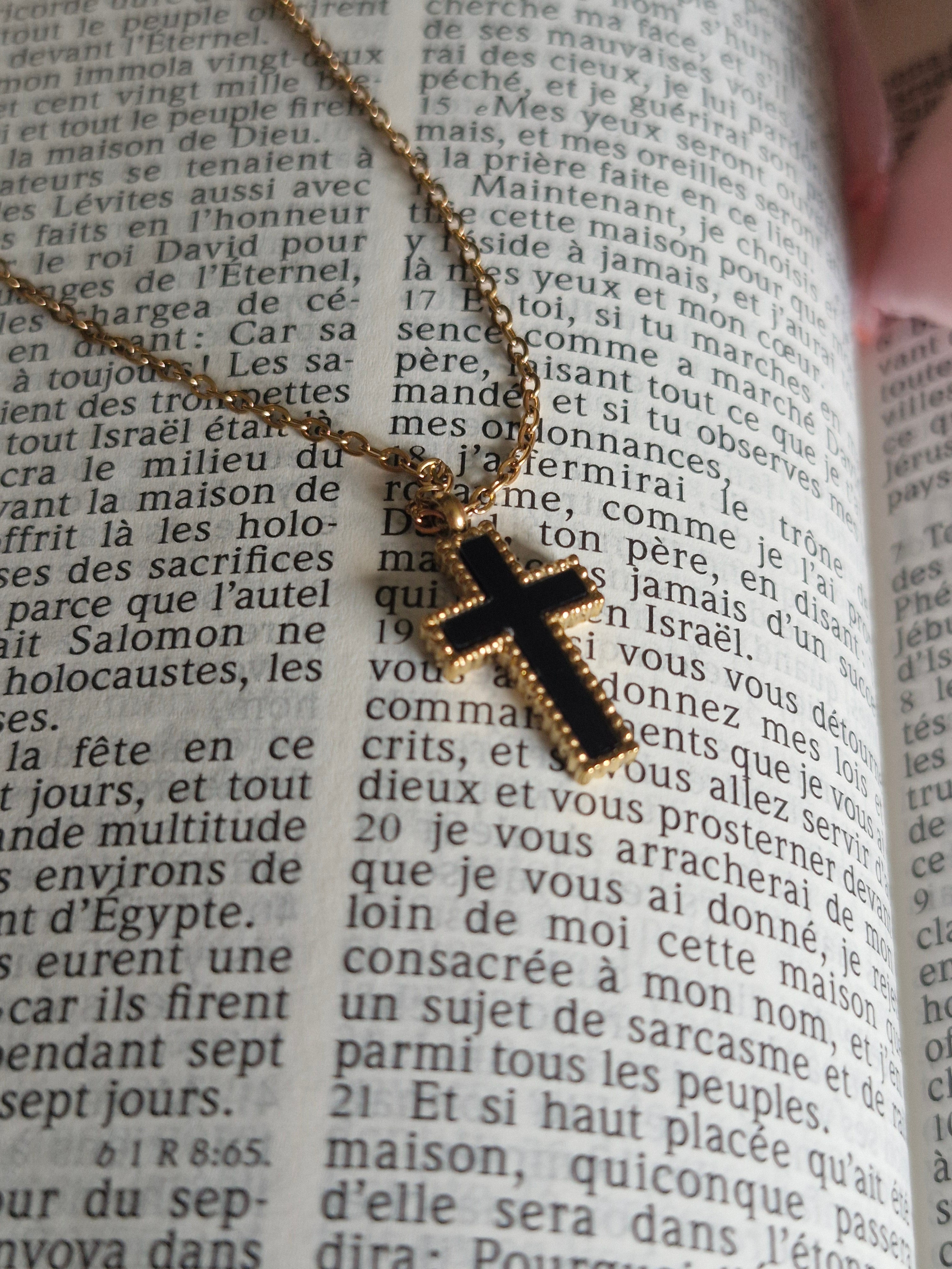 Collier chrétien Jésus en acier inoxydable. Symbole divin de foi, amour et spiritualité. Réassurance quotidienne. Cadeau parfait communion, baptême. Bijou spirituel élégant.