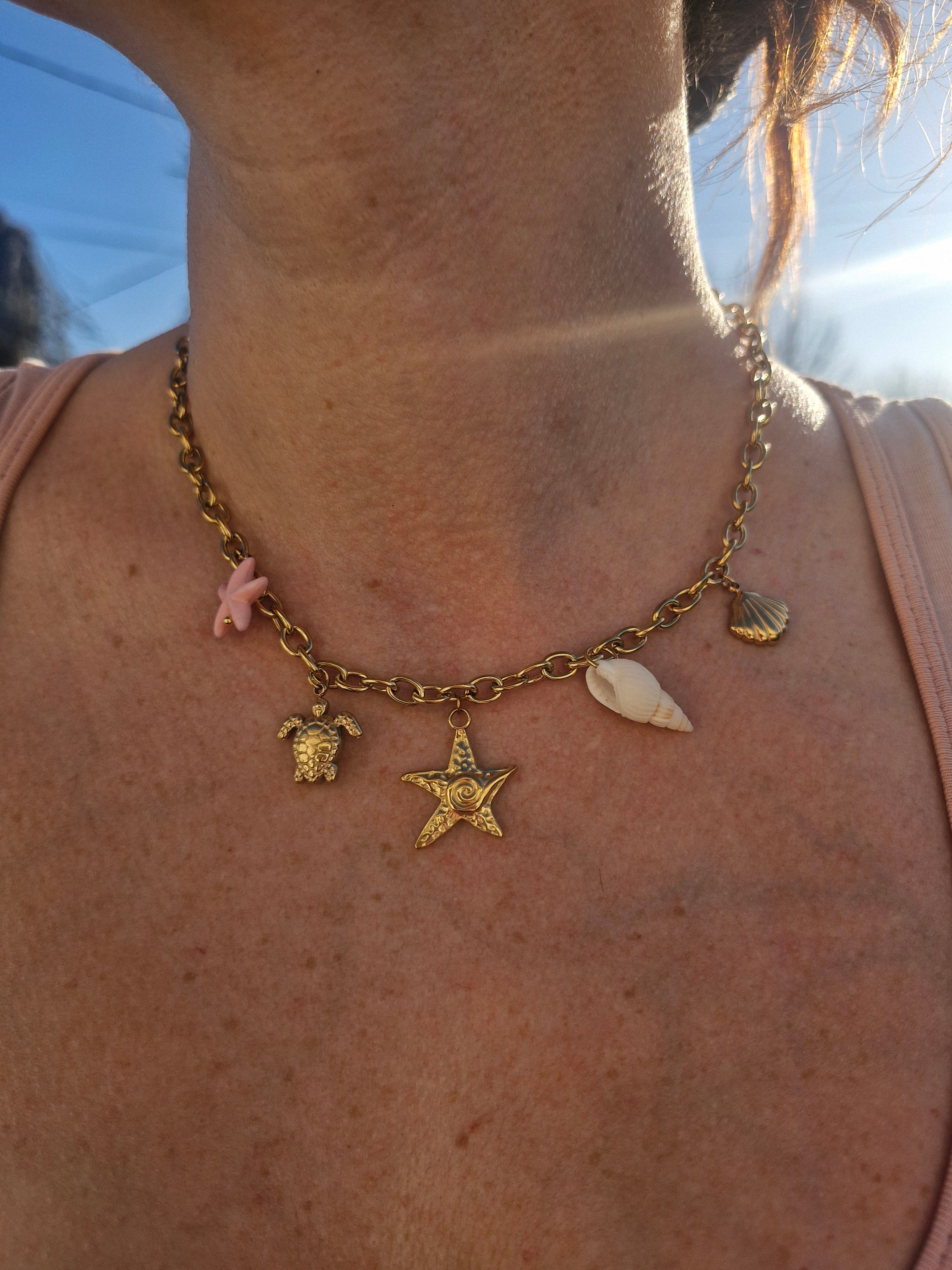 Collier Zoé en acier inoxydable avec breloques bohèmes. Bijou inspiré de l’océan, résistant à l’eau, parfait pour un look printanier et lumineux.