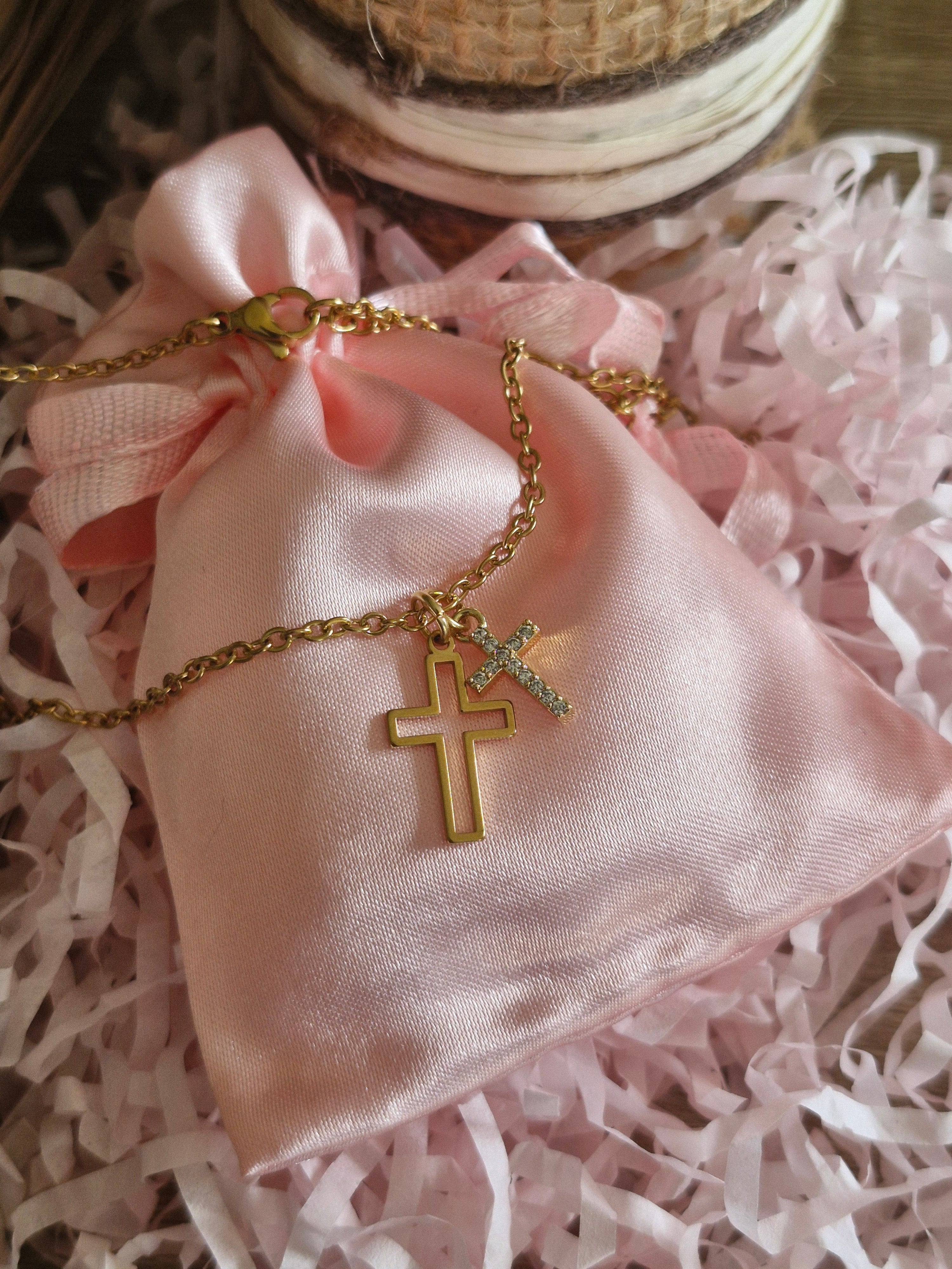 Collier chrétien élégant avec symbole de foi. Bijou spirituel pour porter votre dévotion au quotidien. Cadeau idéal pour baptême, communion ou confirmation.