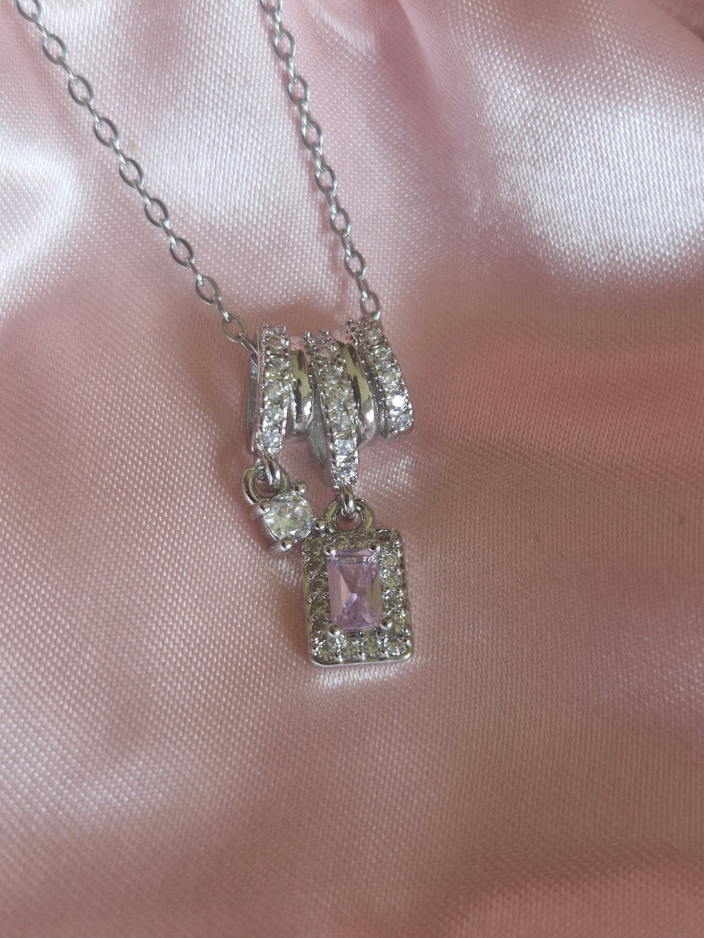 Découvrez le Collier Anaïs, bijou élégant en acier inoxydable 304 premium avec diamant fantaisie rose. Style Bridgerton gracieux et romantique. Hypoallergénique et résistant.