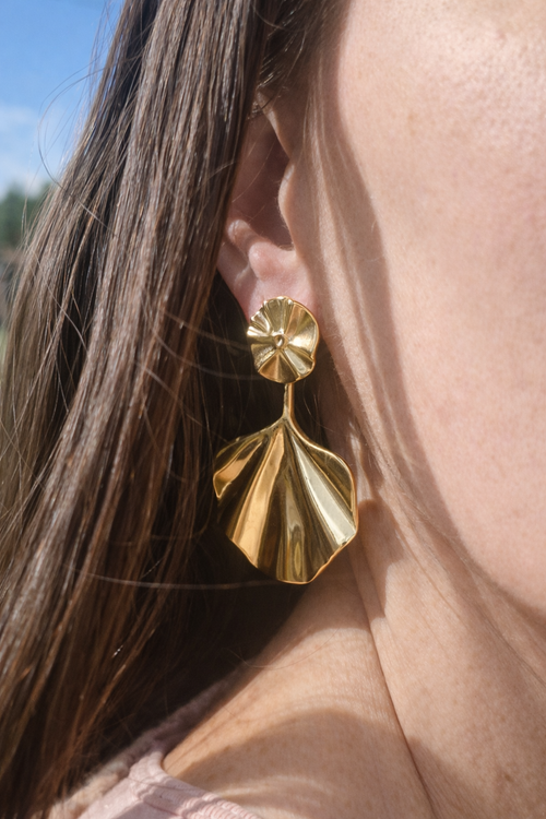 Boucles d’oreilles Esther en acier inoxydable doré au design moderne et élégant. Légères, résistantes et tendance, elles subliment votre style avec audace et raffinement. Le bijou incontournable à adopter.