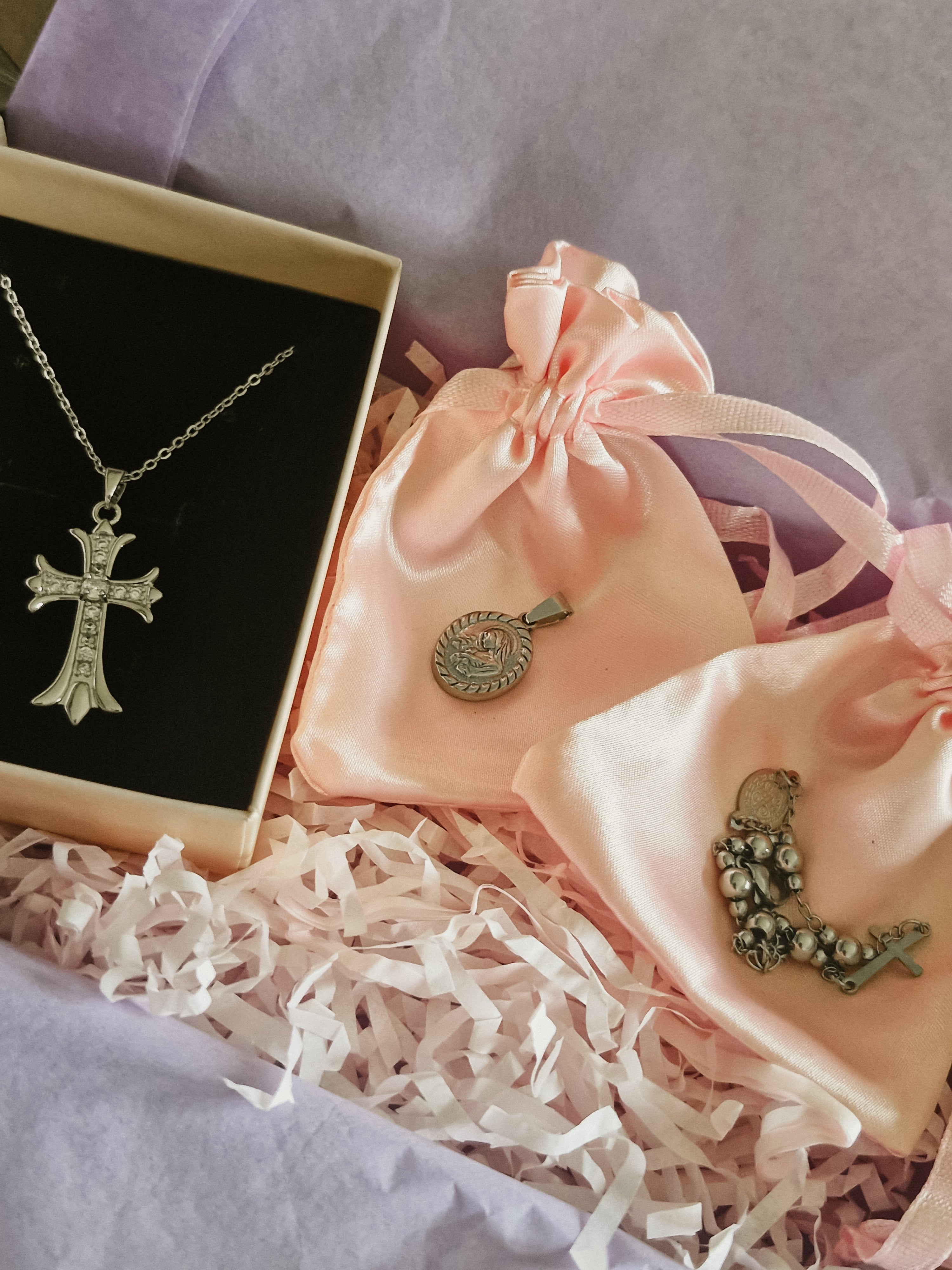 Découvrez notre box chrétienne spirituelle. Cadeau unique, parfait pour exprimer votre foi avec élégance. Livraison rapide.