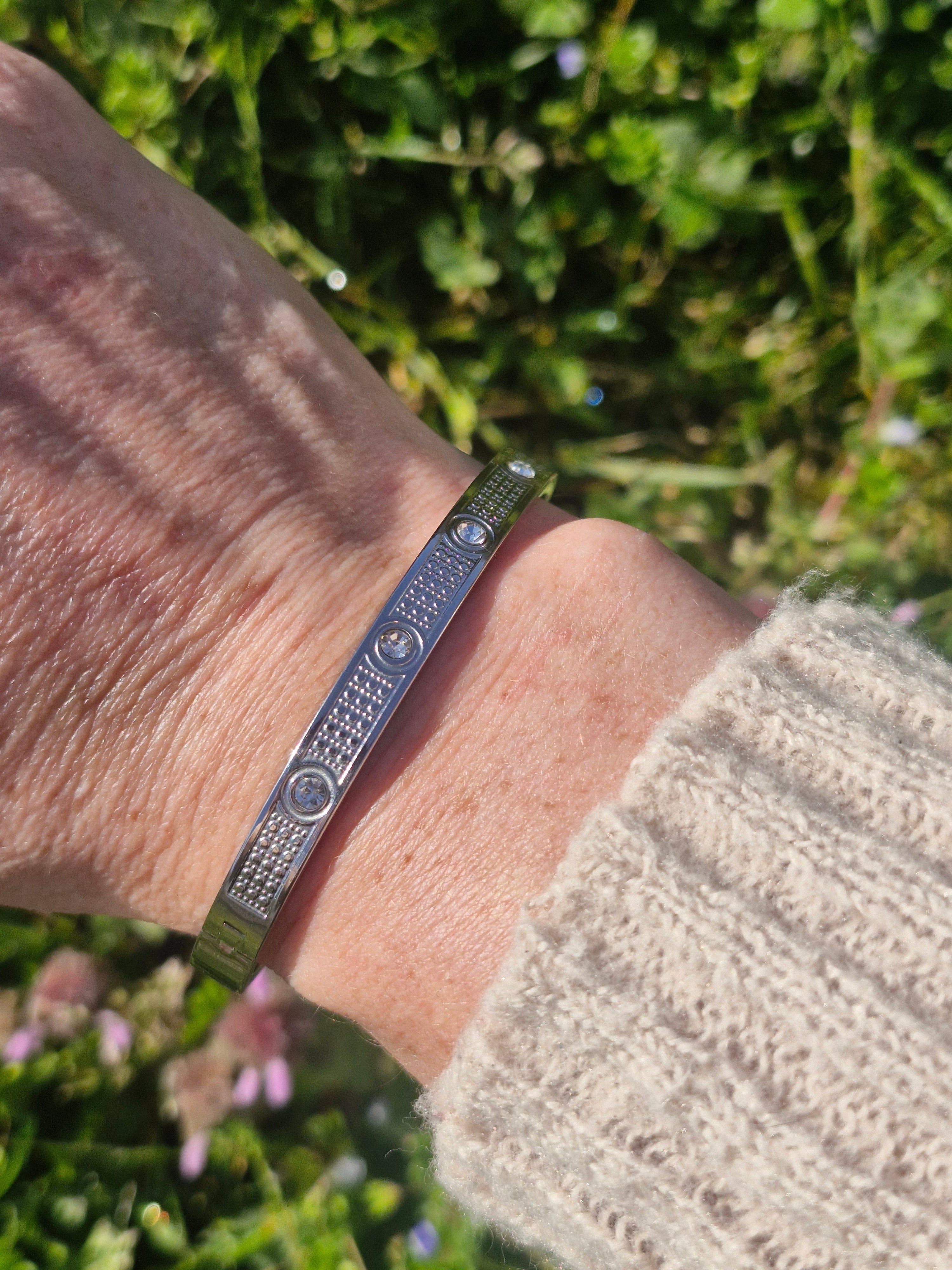 Bracelet Jade en acier inoxydable argenté ou doré. Design texturé, résistant et élégant pour un style audacieux au quotidien.